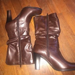 BRAND NEW Heeled leather boots